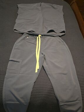 FIGS Technical Collection Scrub Top in Grey With Green Drawstring Xs/Sp